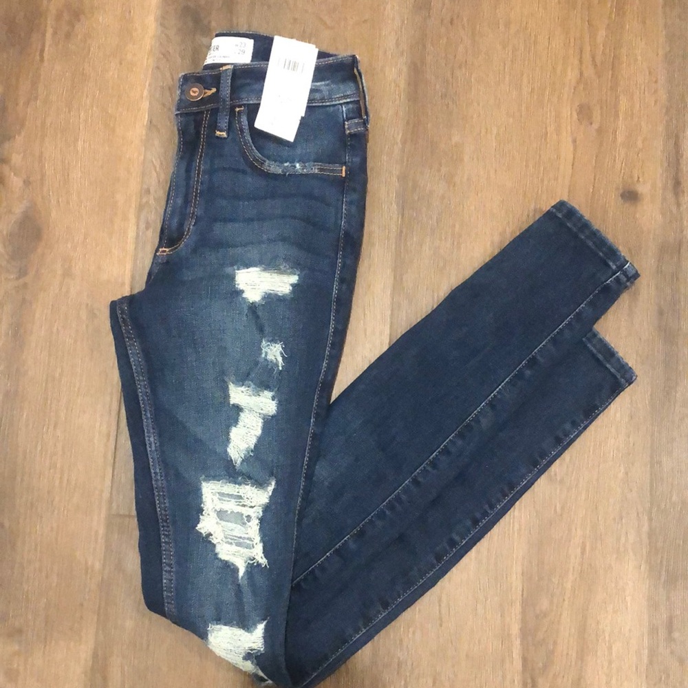 Hollister woman’s distressed jeans OOR NWT